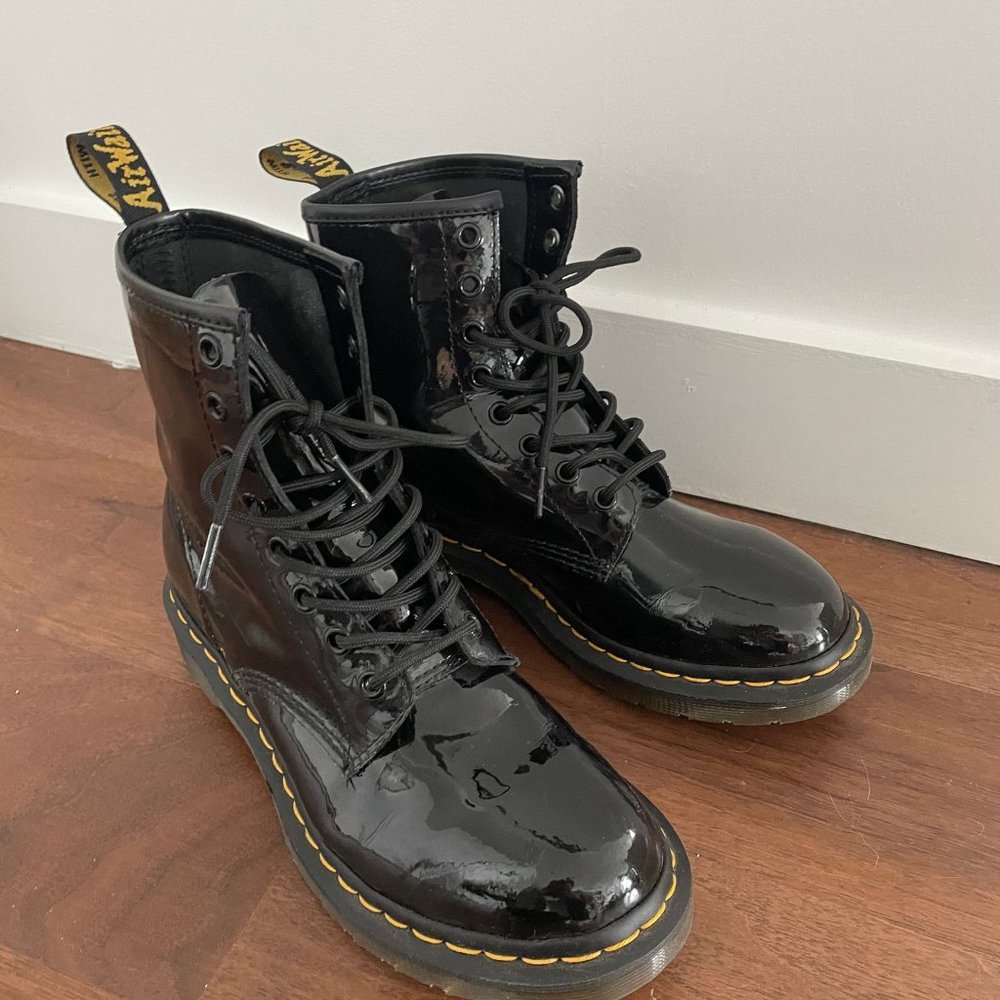 Dr. Martens 1460 WOMEN'S PATENT LEATHER LACE UP BOOTS